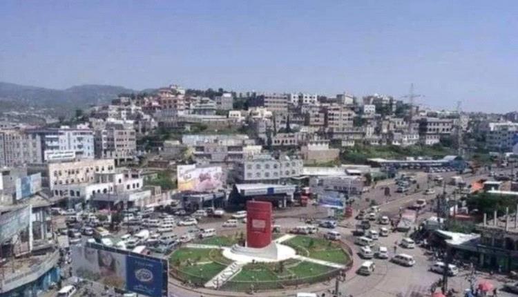 عناصر حو.ثية تداهم مركزاً تجارياً في إب وتعتدي على العاملين فيه