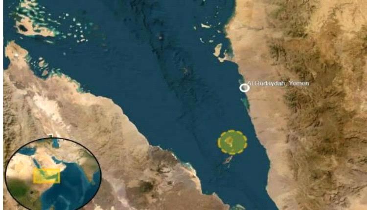 رعـ.ـب في البحر الأحمر ..  هجـ.ـوم مسـ.ـلح يستهدف سفينة تجارية قبالة سواحل الحديدة