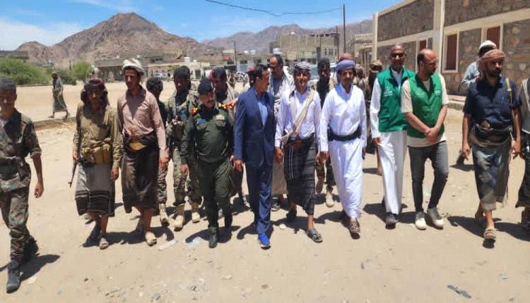 محافظ شبوة يقوم بزيارة تفقدية لمنطقة خورة، ويدشن اولى مشاريع الطرق "طريق الحجر خورة".