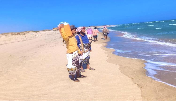 في حملة إنسانية واسعة.. شباب "أحور" يمشطون سواحل المديرية بحثاً عن الشقيقين "العظمي"
