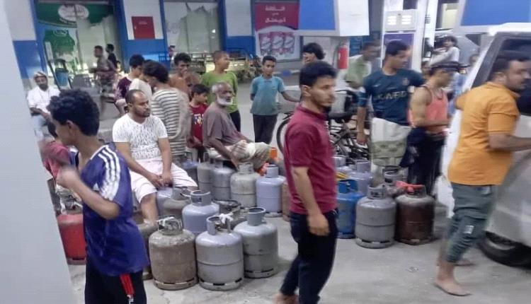 عدن تغرق في أزمة الغاز.. وشركة الغاز تبرر وتلمّح الإختلالات في التوزيع