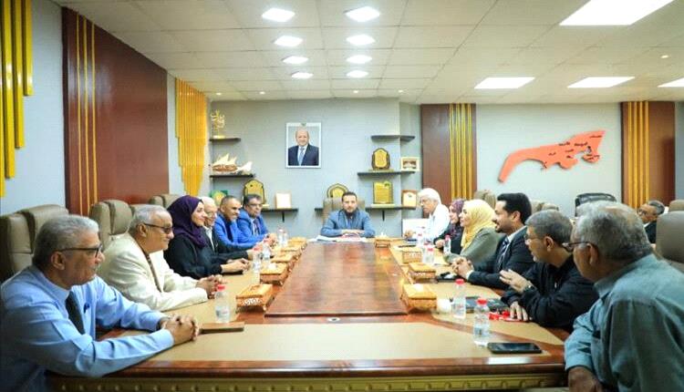 محافظ عدن يدعو لتوحيد الجهود وتحسين مستوى الخدمات

