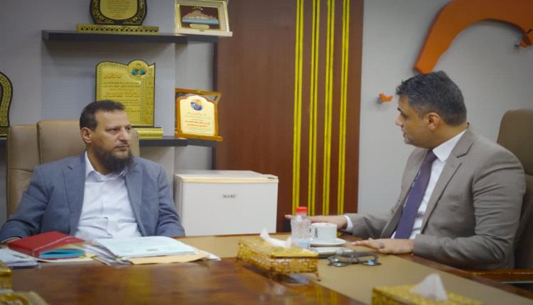 المحافظ شيخ يلتقي نائب وزير الإعلام ويؤكد دعم تطوير المؤسسات والعمل الإعلامي في العاصمة
