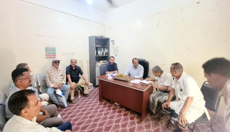 برئاسة الشاعري: لجنة المناقصات بمديرية قعطبة تعقد اجتماعاً لاعتماد إعلان المشاريع المعتمدة في الموازنة