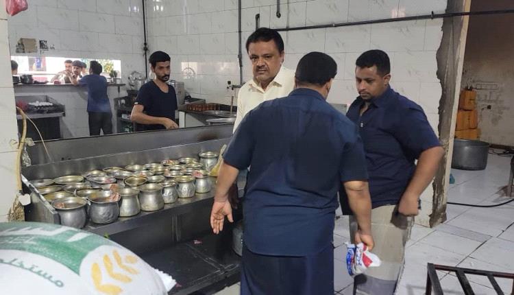 صحة البيئة بالمنصورة يتخذ إجراءات رادعة بحق المطاعم المخالفة للإشتراطات الصحية