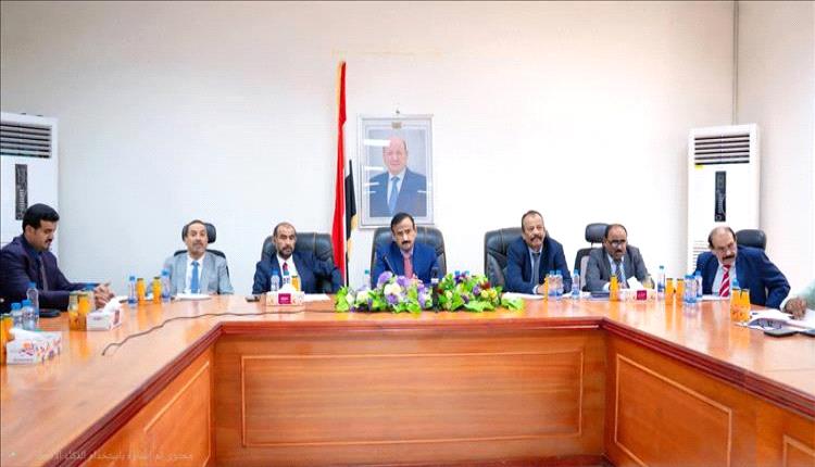 تنفيذي شبوة يستعرض تقارير الأداء ويؤكد تعزيز الموارد وتحسين جودة الخدمات

