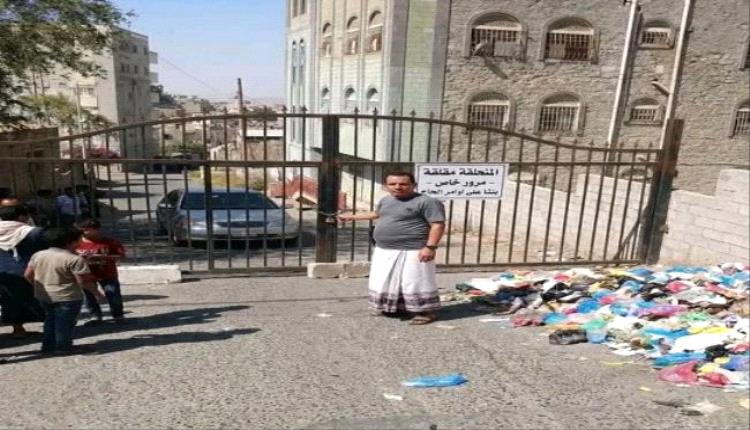 عبث النافذين يخنق تعز اليمنية.. شوارع وأحياء سكنية تتحول إلى بوابات خاصة