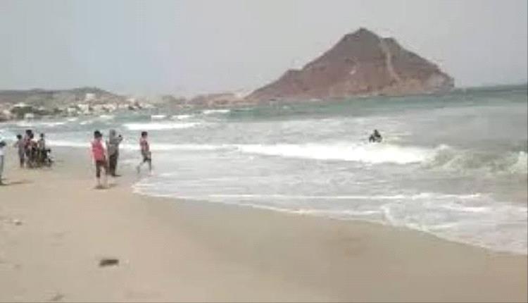 حادثة غرق مأساوية في ساحل الحسوة بعدن تودي بحياة طفلين وإنقاذ ثلاثة