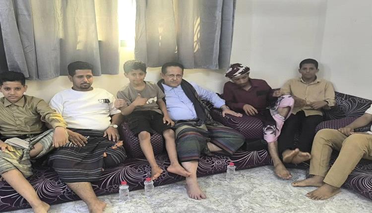 القائم بأعمال الأمين العام يقدم واجب العزاء لأسرة الشهيد عبدالرحمن الشاعر ويؤكد رفض المجلس لاستهداف الكفاءات الوطنية
