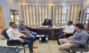 وكيل وزارة الإدارة المحلية يناقش تعزيز الموارد المالية للسلطات المحلية وتطوير الأداء المالي في عدن

