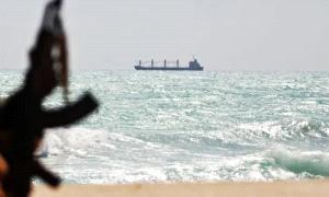 على صفيح ساخن باب المندب.. تهديدات إيـ.ـرانية وتحذيرات دولية تشعل سباق السيطرة على شريان العالم