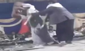 قيادي حـ,ـوثي يقتحم حفل زفاف بصنعاء ويحطم مكبرات الصوت .. والسبب صادم!
