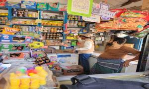 مكتب الصناعة بالمنصورة يضبط منتجات ضارة للأطفال ويحرر مخالفات لعدد من التجار