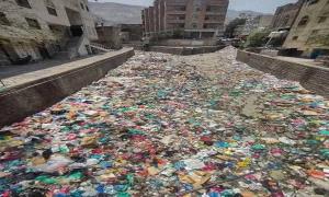 تعز.. تحذيرات من كارثة صحية وبيئية بسبب تحويل مجاري السيول إلى مكبات نفايات