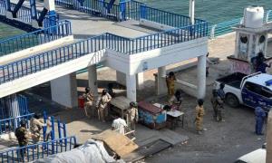 قوات الطوارئ تغلق جسر الشهيدين في المكلا لمنع وصول الحشود السلمية