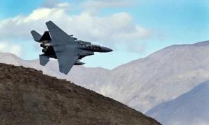 روايات متناقضة حول مصير طيار أميركي سقطت طائرته داخل إيـ.ـران