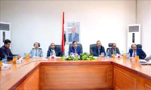 تنفيذي شبوة يستعرض تقارير الأداء ويؤكد تعزيز الموارد وتحسين جودة الخدمات

