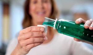 هل يهدد غسول الفم صحة قلبك؟ إليك ما يقوله العلم بعيداً عن "الترند"