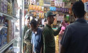 الصناعة والتجارة بمديرية الضالع تنفذ حملة للتفتيش عن المواد الغذائية منتهية الصلاحية