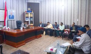 محافظة شبوة يشدد على تعزيز الموارد المالية للقطاع السمكي وضبط الإيرادات