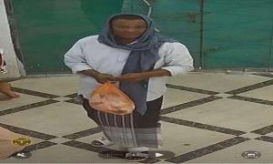 سارق محترف يقوم بامر صادم داخل محل صرافة