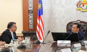 سفير اليمن في ماليزيا يبحث تعزيز العلاقات الثنائية مع رئيس مجلس الشيوخ الماليزي

