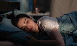 لماذا يهاجمك القلق بمجرد وضع رأسك على الوسادة؟