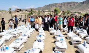  الشاعري يدشن توزيع السلة الغذائية بمنطقة حمرات بمديرية قعطبة