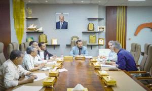 المحافظ شيخ يوجه بمسح عاجل للمباني الآيلة للسقوط وبدء تأهيلها بدعم السلطة المحلية والقطاع الخاص
