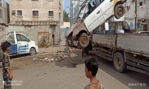 حملة ميدانية واسعة لرفع المخلفات والسيارات المتهالكة من شوارع الشيخ عثمان