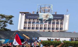 كيف تحوّل الرئيس الزبيدي من مُحاصر إلى ورقةٍ صعبة في معادلة الجنوب بإجماع جنوبي كاسح؟