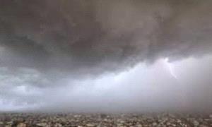 توقعات الطقس في اليمن: أجواء حارة وأمطار متفرقة ورياح نشطة على بعض السواحل

