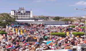 العاقل: جماهير الانتقالي كسرت الإغلاق وفرضت “واقعًا جديدًا” في عدن