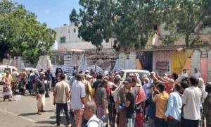 اعتصام مفتوح لأسر الشهداء والجرحى أمام معاشيق للمطالبة بحقوقهم في عدن

