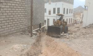 بتوجيهات من السلطة المحلية في بروم ميفع مكتب الاشغال ينفذ حملة ازالة لمخلفات الامطار والسيول