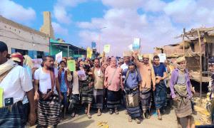 أحور تنتفض ضد "العشوائية".. اصطفاف مجتمعي واسع لدعم مطالب الشباب بتأمين السوق ومنع السـ.ـلاح
