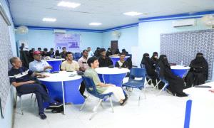 المكلا: أريج تنظم جلسة تدريبية بجامعة حضرموت لتعزيز مهارات تدقيق المعلومات لطلاب الإعلام