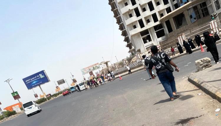 شلل مروري وأزمة خانقة.. انعدام الغاز المنزلي يضاعف معاناة سكان عدن