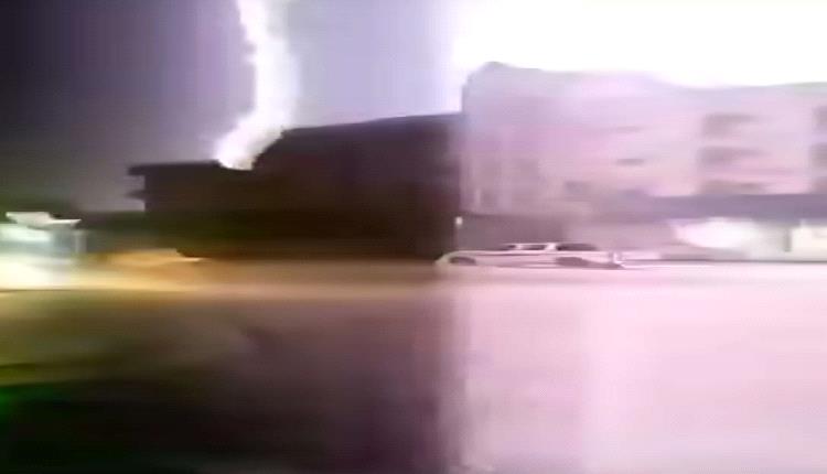 صاعقة رعدية تحول الليل الى نهار