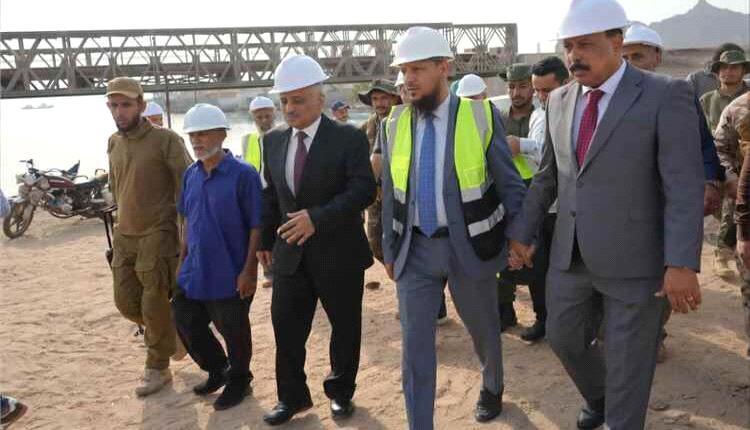 العقربي وشيخ يدشنان مشروع إعادة تأهيل جسر البريقة القديم في عدن