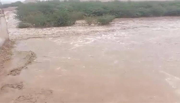 سيول جارفة تجتاح أحور وتقطع الطريق الرابط بين العاصمة عدن حضرموت