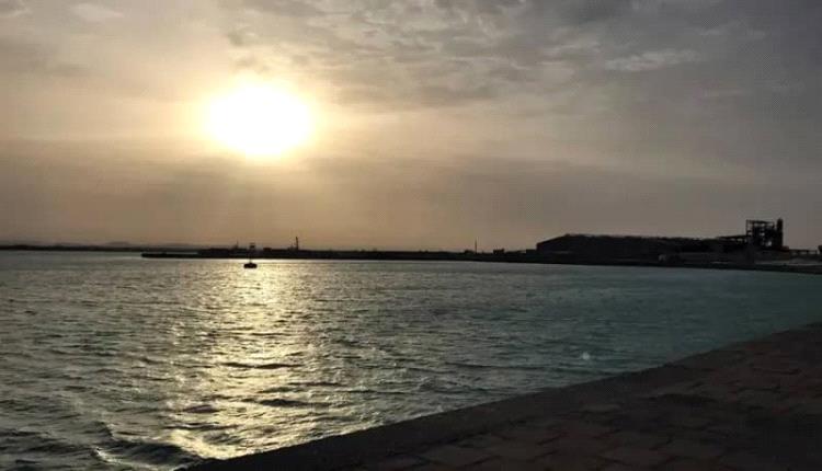 إرهـ.ـاب الحو.ثيين يشل ميناء المخا و16 مليون دولار خسائر القصف