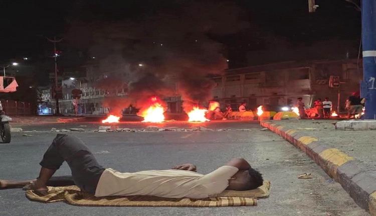 عدن تغلي تحت وطأة الأزمات.. احتجاجات شعبية غاضبة تحمل المحافظ عبدالرحمن شيخ مسؤولية انهيار الخدمات