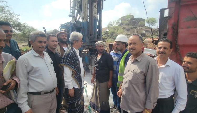 بتوجيهات المحافظ وكيل أول الضالع يزور بئر شرب المواطنين في قرية الأسلاف