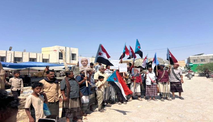 انتقالي يبعث ينظم وقفة احتجاجية أمام المجمع الحكومي رفضا لتدهور الخدمات