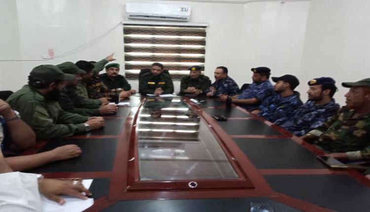 مدير أمن لحج يترأس اجتماعاً طارئاً مع القيادات والوحدات الأمنية ويؤكد أهمية الانضباط والتسلسل الإداري