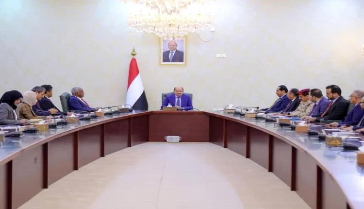 حكومة الفنادق ترفل بالنعيم.. وشعب يكتوي بلهيب الحر وانقطاع الرواتب وانهيار الخدمات
