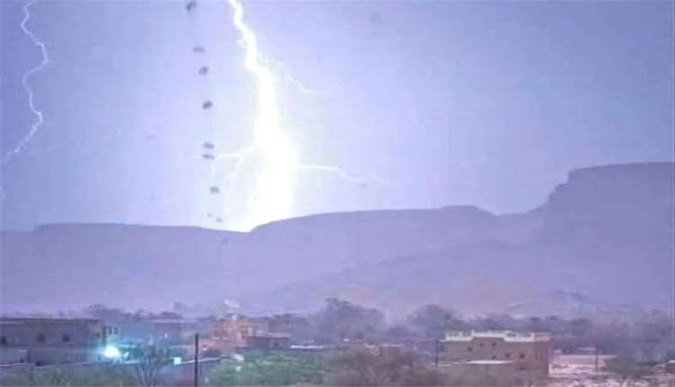 صاعقة رعدية تودي بحياة عامل وتصيب ثلاثة آخرين في حضرموت