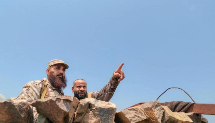 قائد المنطقة العسكرية الرابعة يتفقد الخطوط الأمامية لجبهة الضالع ويشدد على أعلى درجات الجاهزية