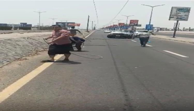 مدير كهرباء عدن يقود حملة فتح الخط البحري وإعادة التيار بعد سقوط خطوط الضغط العالي
